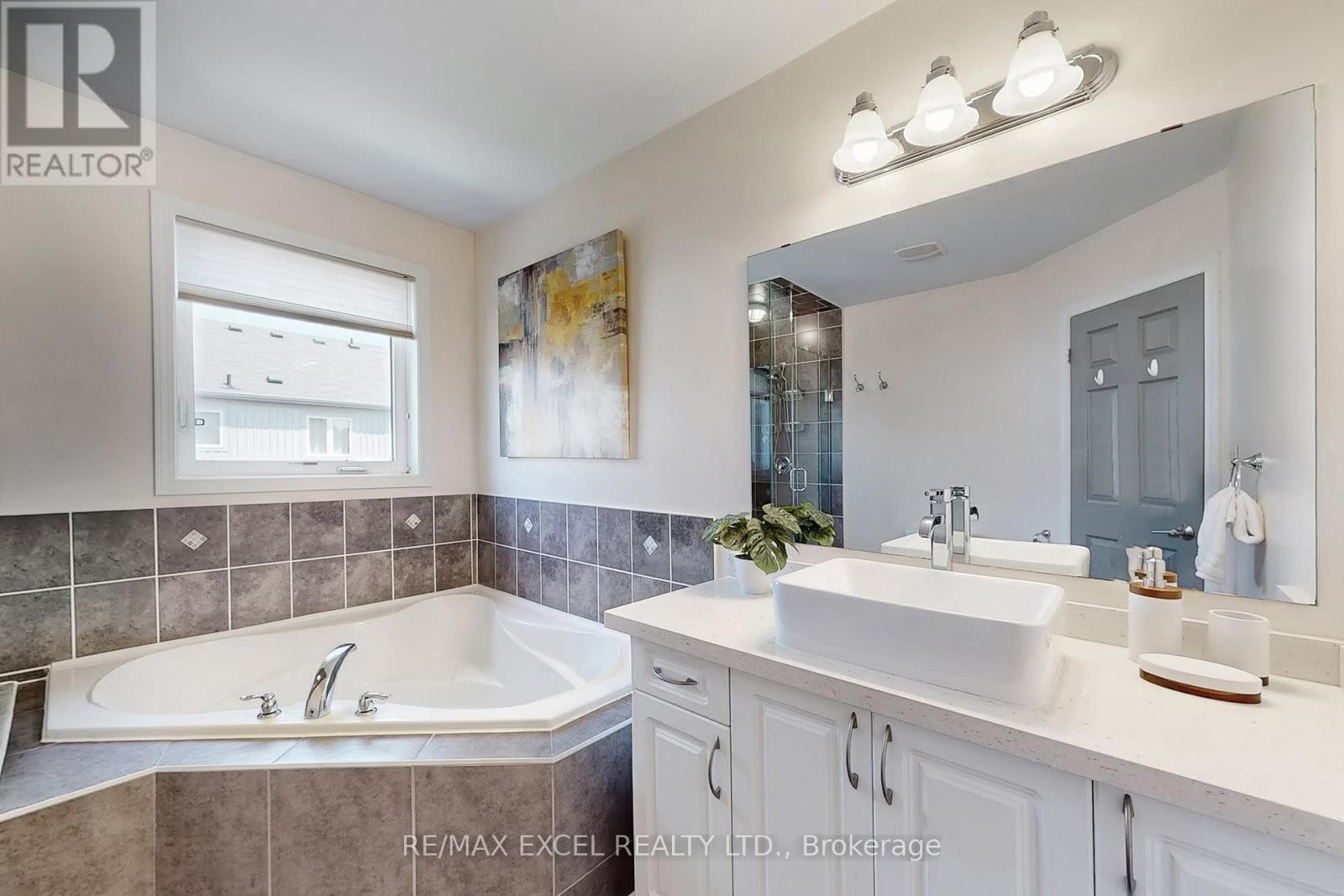 












5 SANDGATE STREET

,
Whitby (Taunton North),




Ontario
L1R0L3

