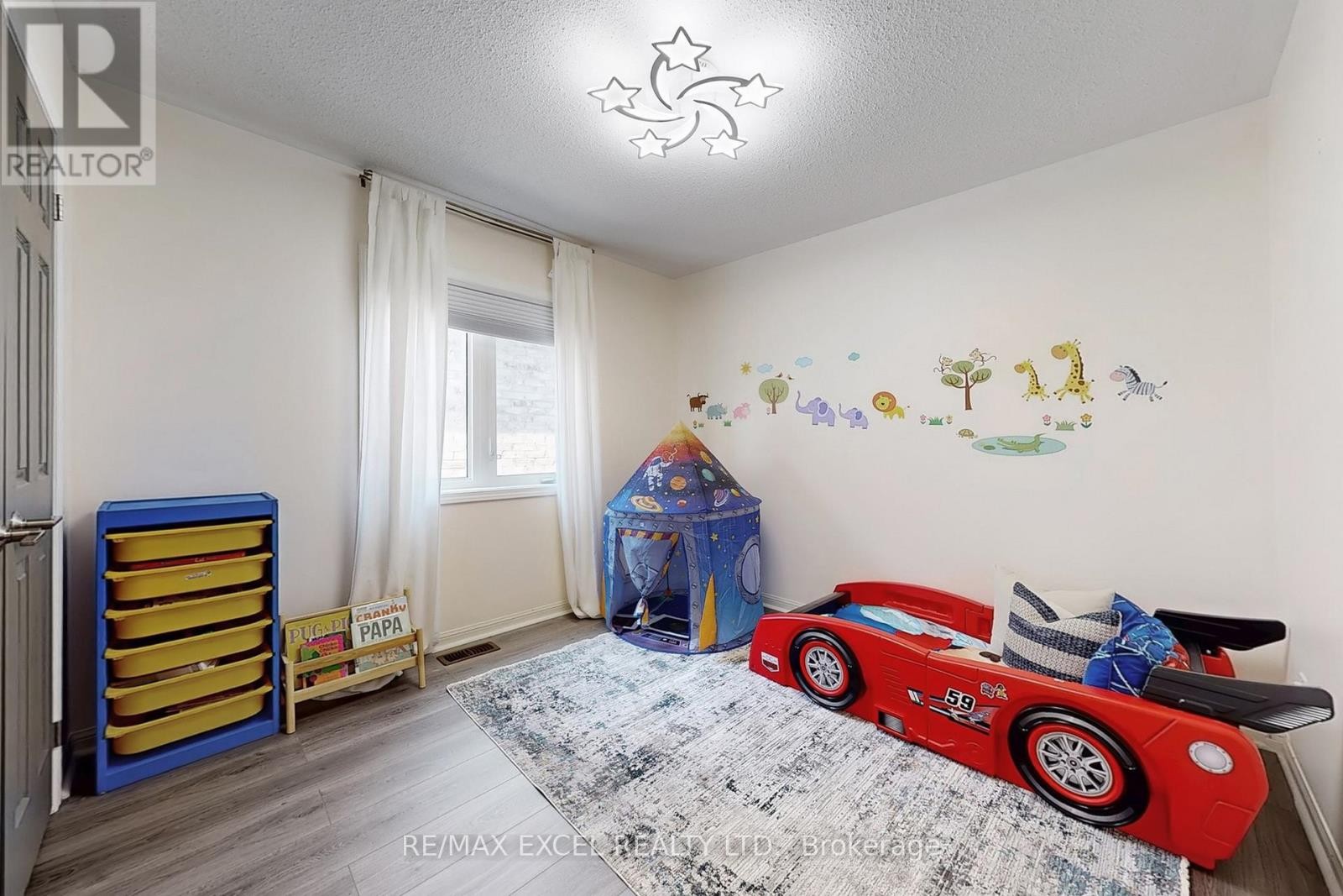 












5 SANDGATE STREET

,
Whitby (Taunton North),




Ontario
L1R0L3


