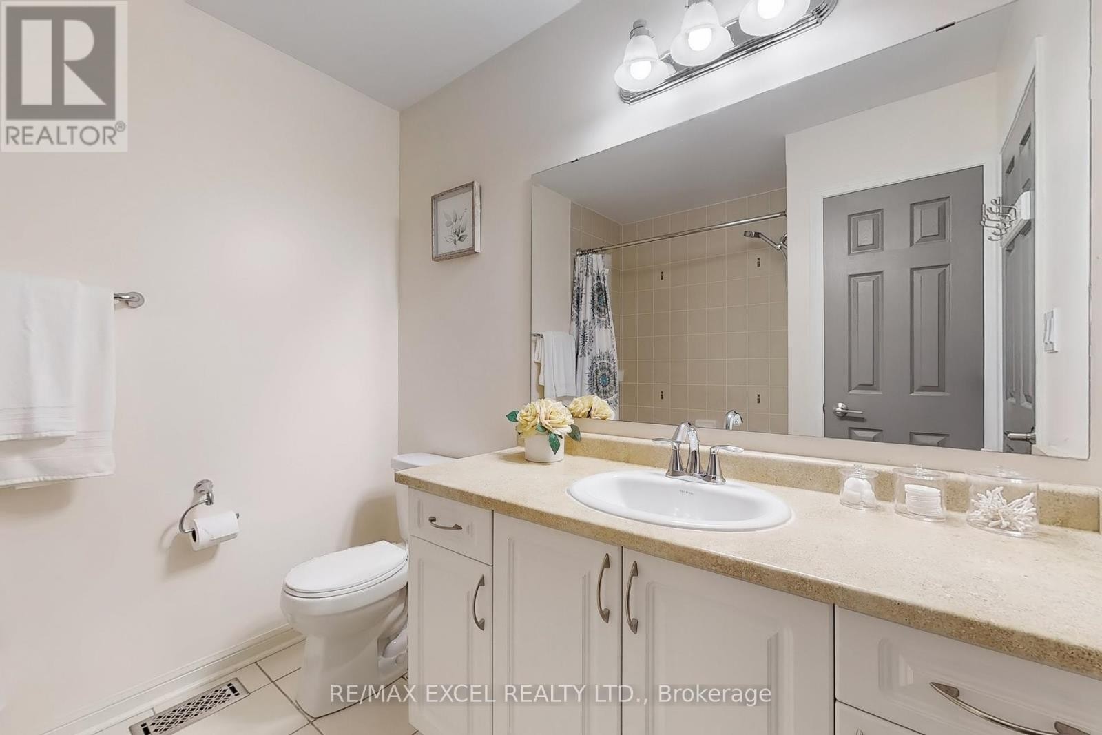 












5 SANDGATE STREET

,
Whitby (Taunton North),




Ontario
L1R0L3

