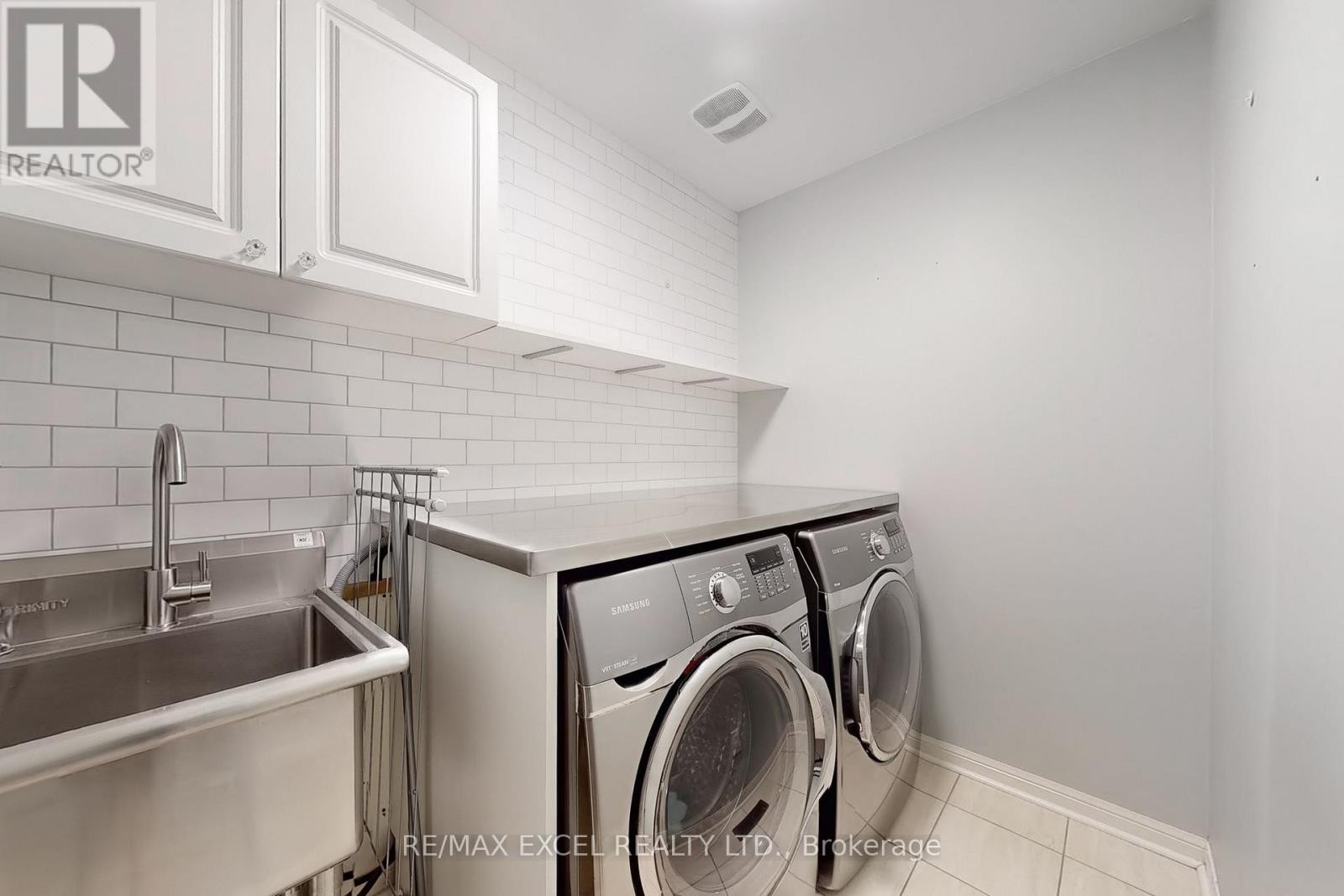 












5 SANDGATE STREET

,
Whitby (Taunton North),




Ontario
L1R0L3

