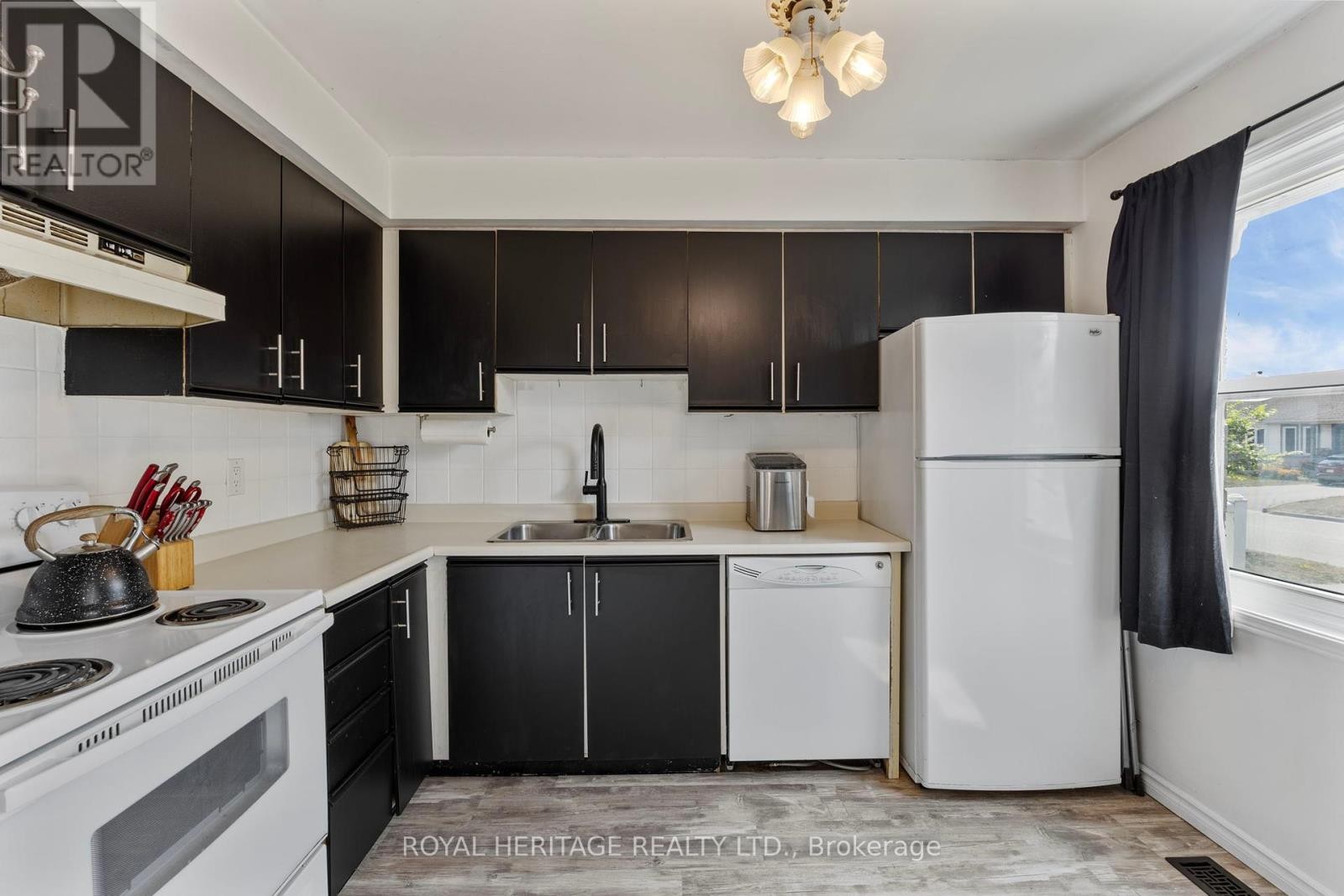 












1471 CONNERY CRESCENT

,
Oshawa (Lakeview),




Ontario
L1J8E5


