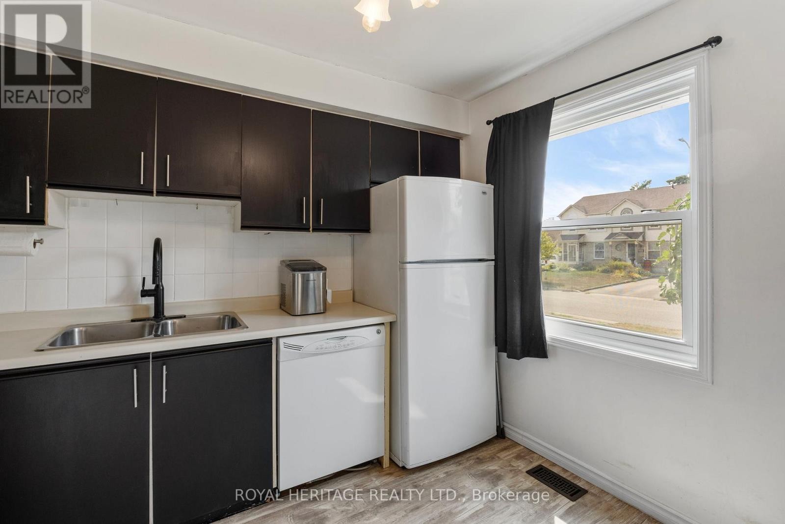 












1471 CONNERY CRESCENT

,
Oshawa (Lakeview),




Ontario
L1J8E5

