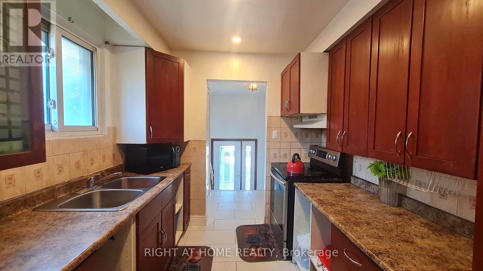 












RM C - 55 LITTLELEAF DRIVE

,
Toronto (Malvern),




Ontario
M1B1Y7

