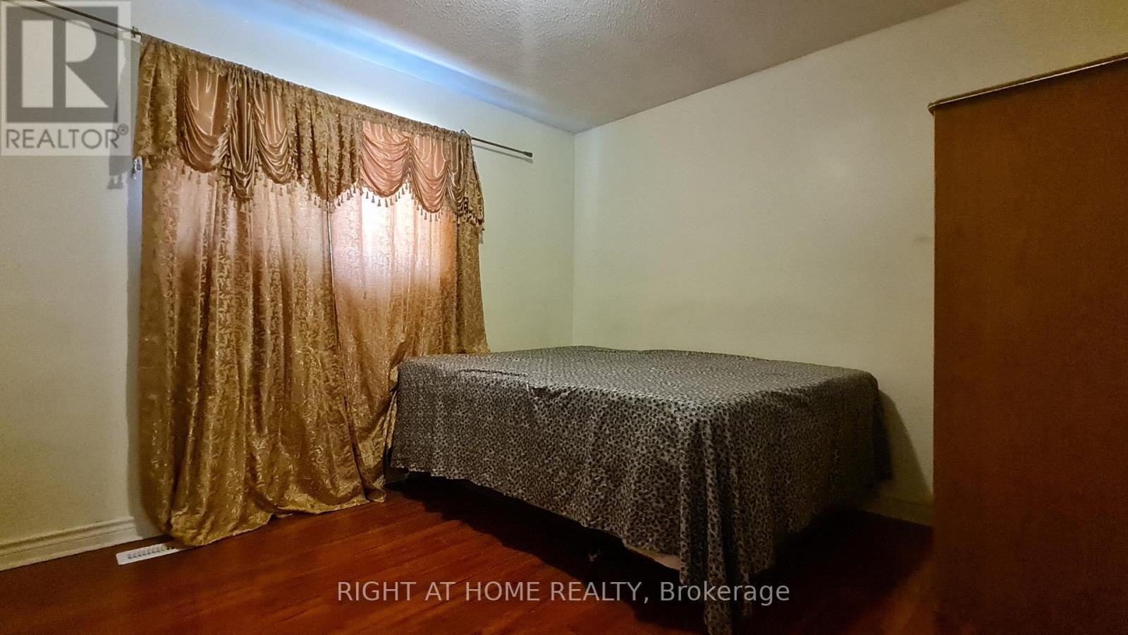 












RM C - 55 LITTLELEAF DRIVE

,
Toronto (Malvern),




Ontario
M1B1Y7

