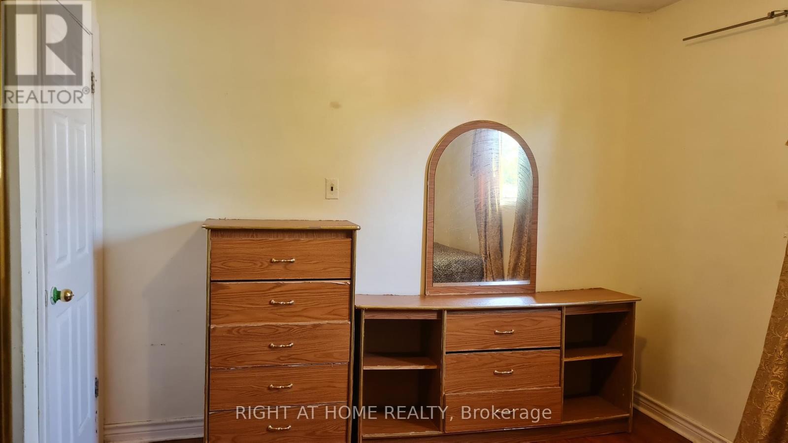 












RM C - 55 LITTLELEAF DRIVE

,
Toronto (Malvern),




Ontario
M1B1Y7

