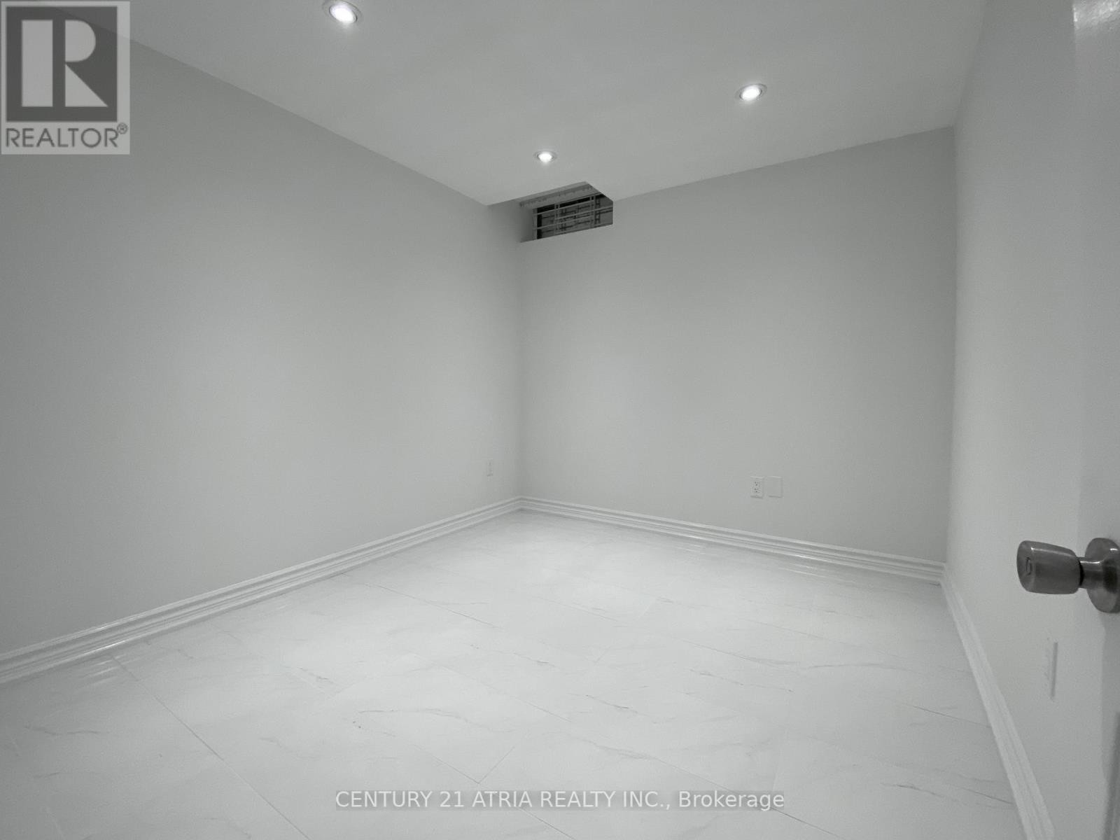 












LOWER - 40 ALANBULL SQUARE

,
Toronto (Milliken),




Ontario
M1V4M1

