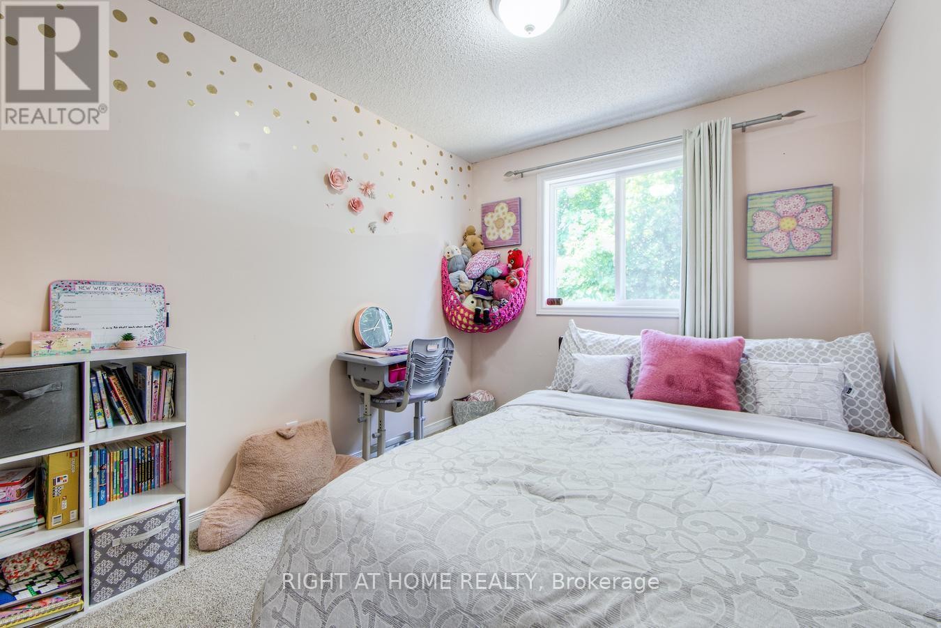 












16 JOHN WALTER CRESCENT

,
Clarington (Courtice),




Ontario
L1E2W6

