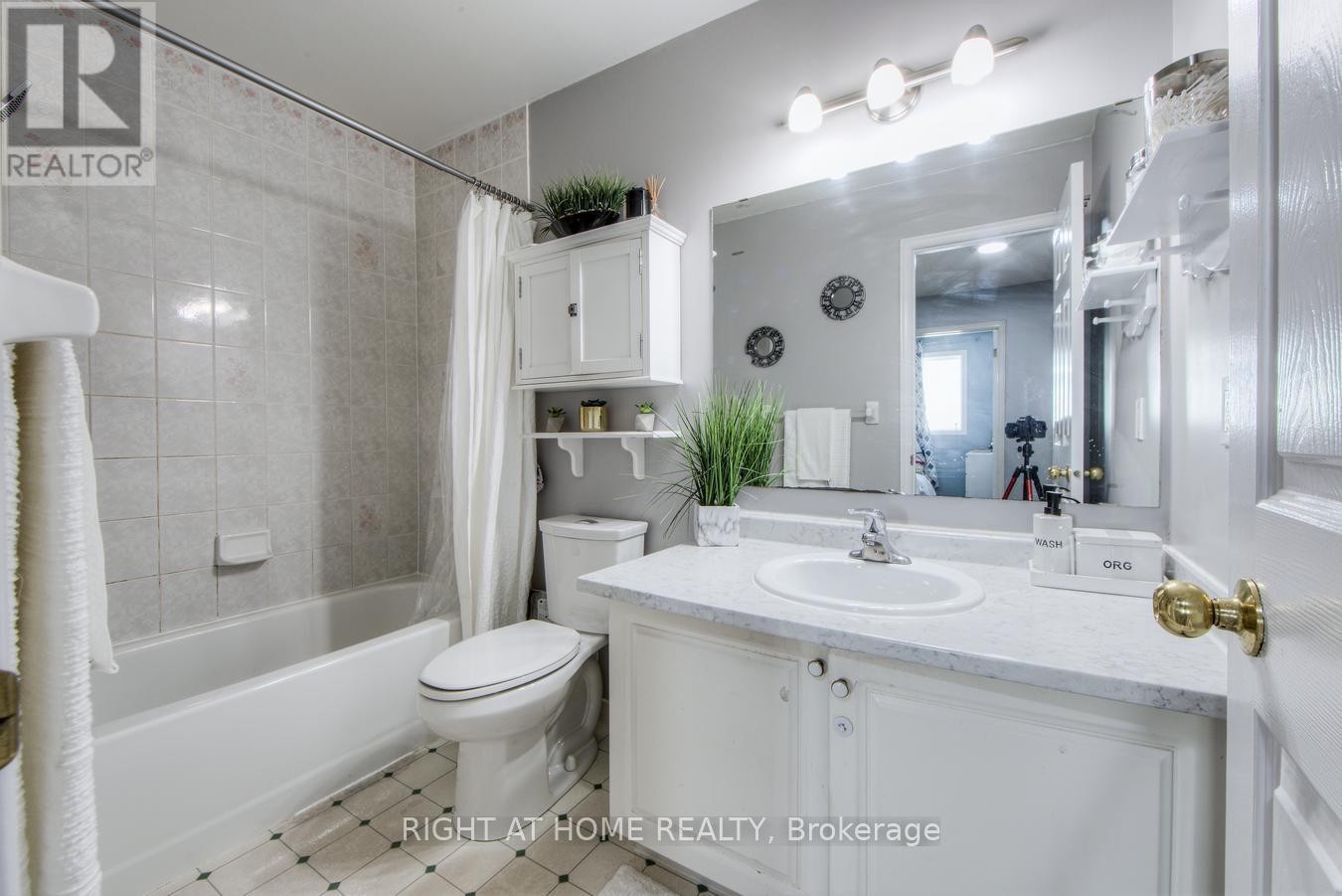 












16 JOHN WALTER CRESCENT

,
Clarington (Courtice),




Ontario
L1E2W6

