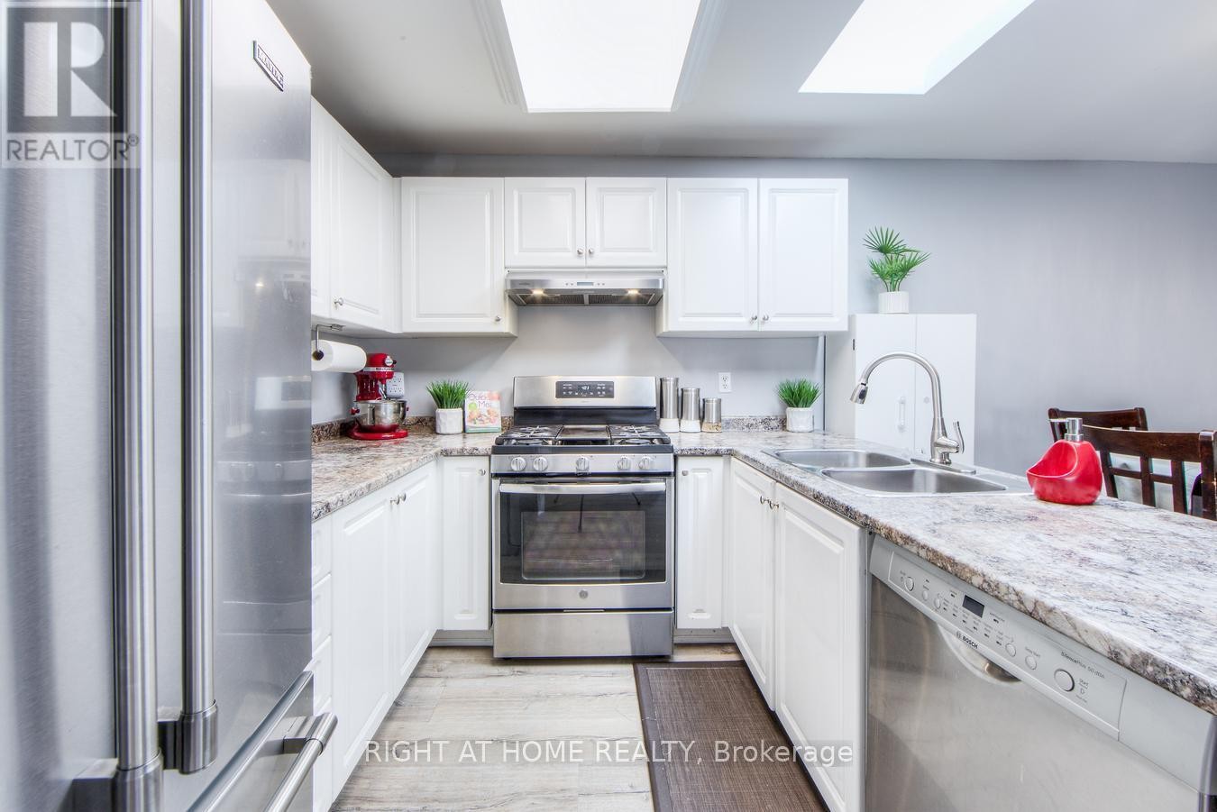 












16 JOHN WALTER CRESCENT

,
Clarington (Courtice),




Ontario
L1E2W6

