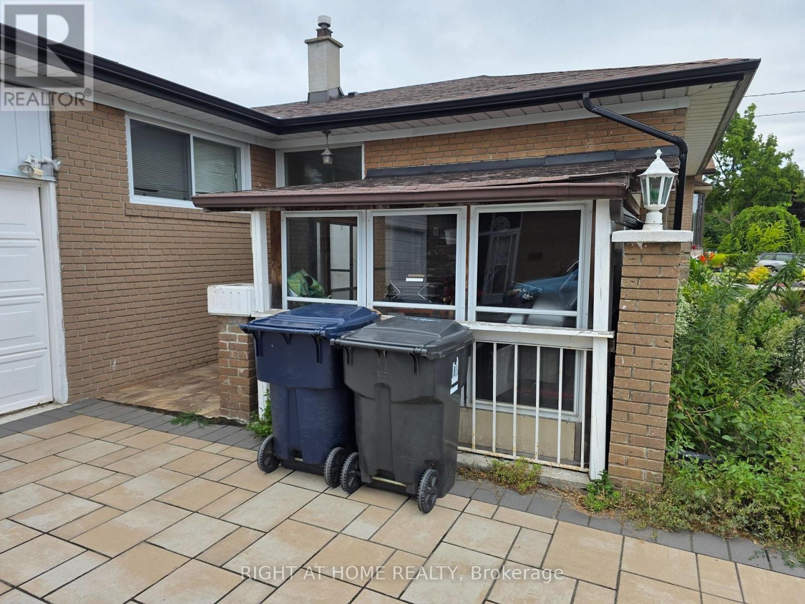 












220 LIVINGSTON ROAD

,
Toronto (Guildwood),




Ontario
M1E1L7

