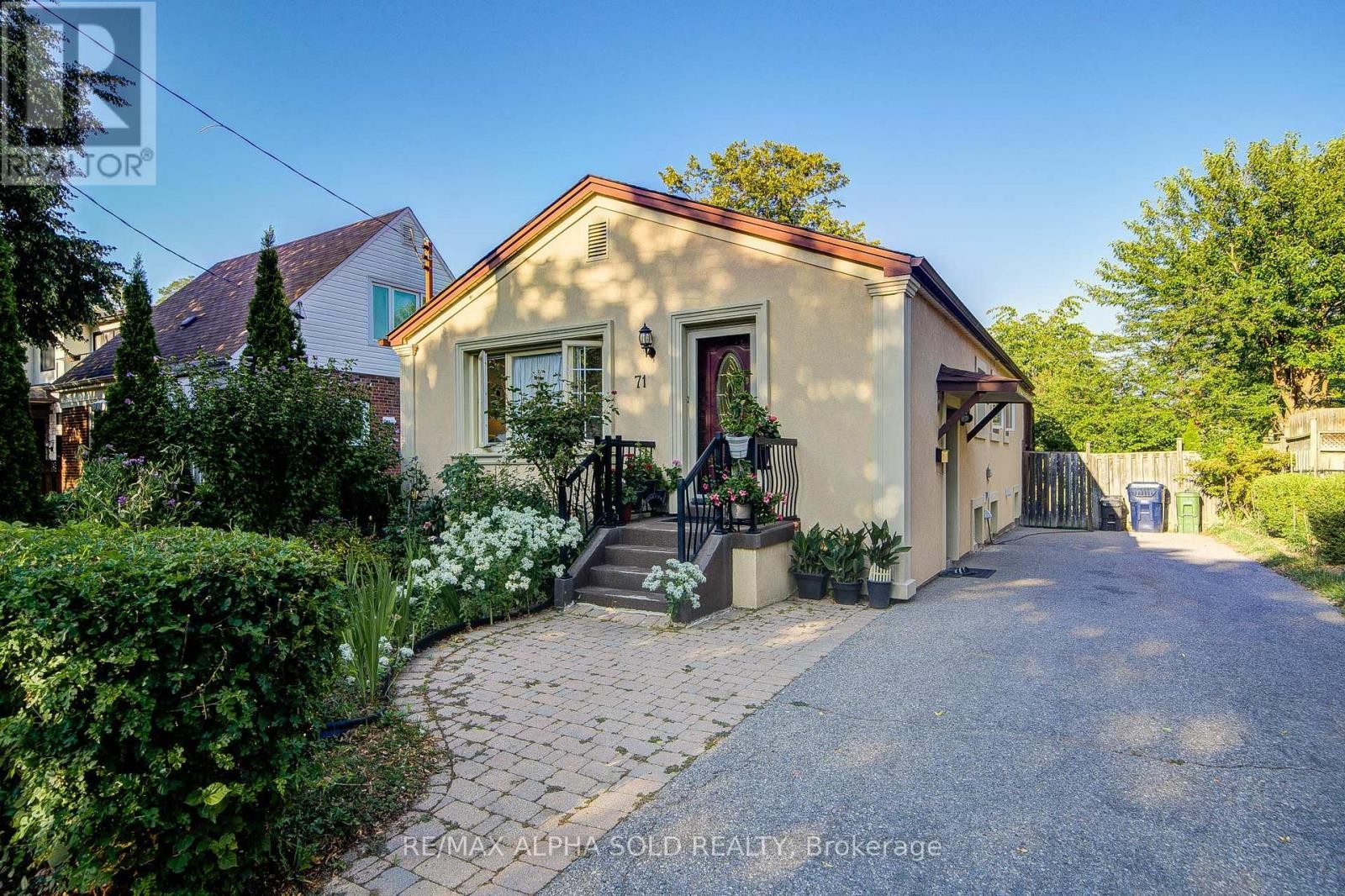 












71 VAUXHALL DRIVE

,
Toronto (Dorset Park),




Ontario
M1P1R1

