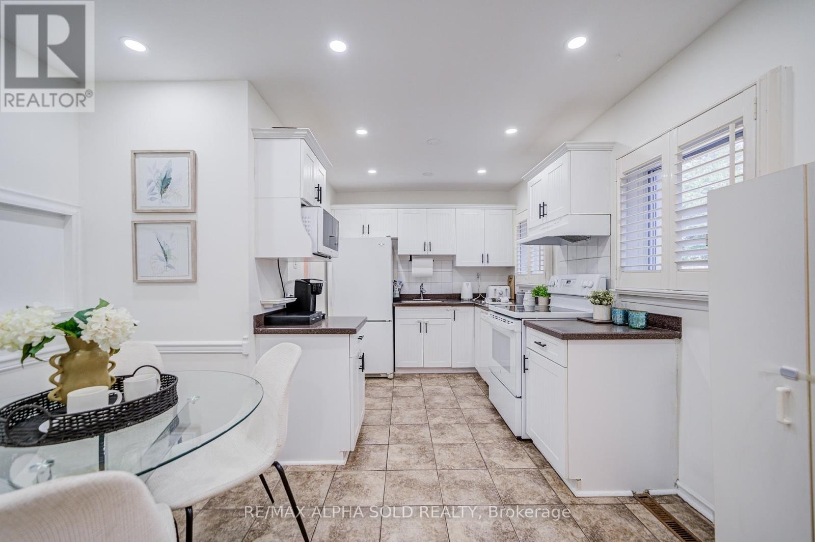 












71 VAUXHALL DRIVE

,
Toronto (Dorset Park),




Ontario
M1P1R1


