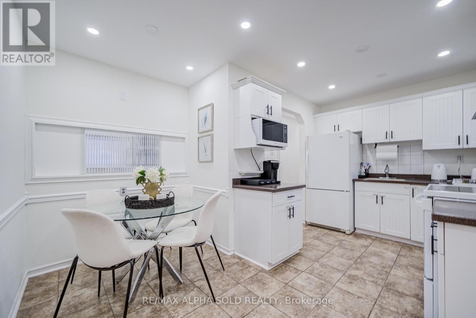 












71 VAUXHALL DRIVE

,
Toronto (Dorset Park),




Ontario
M1P1R1

