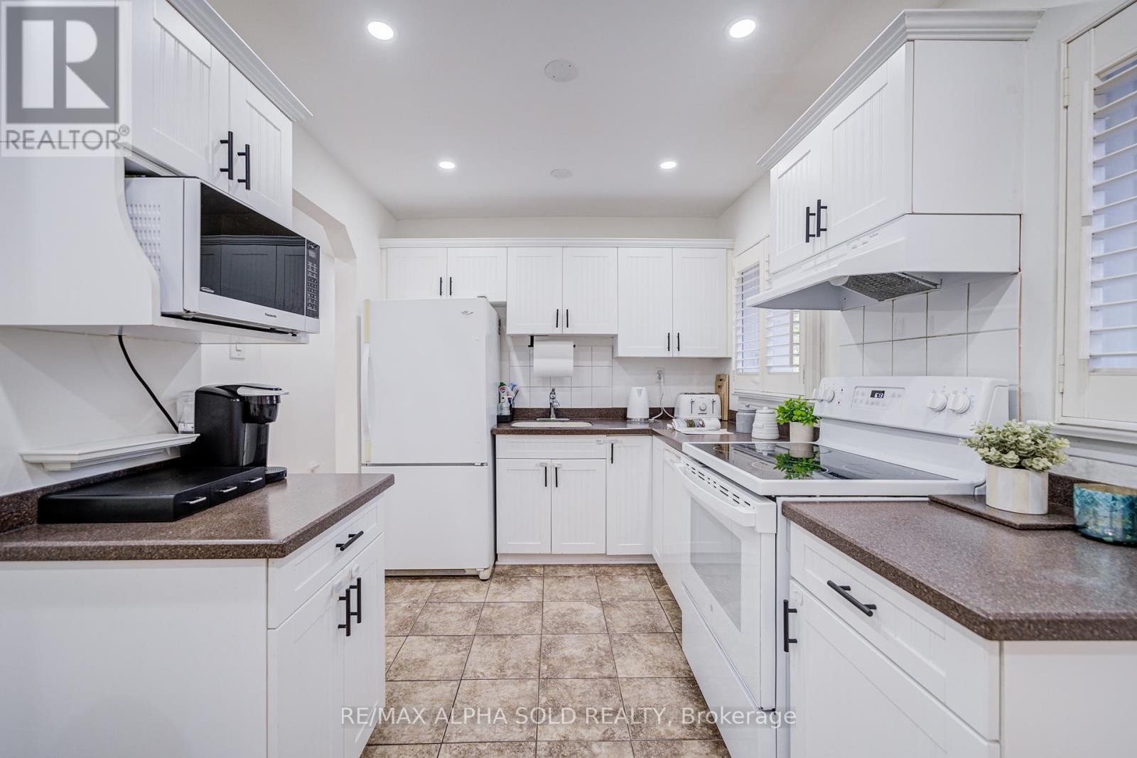 












71 VAUXHALL DRIVE

,
Toronto (Dorset Park),




Ontario
M1P1R1

