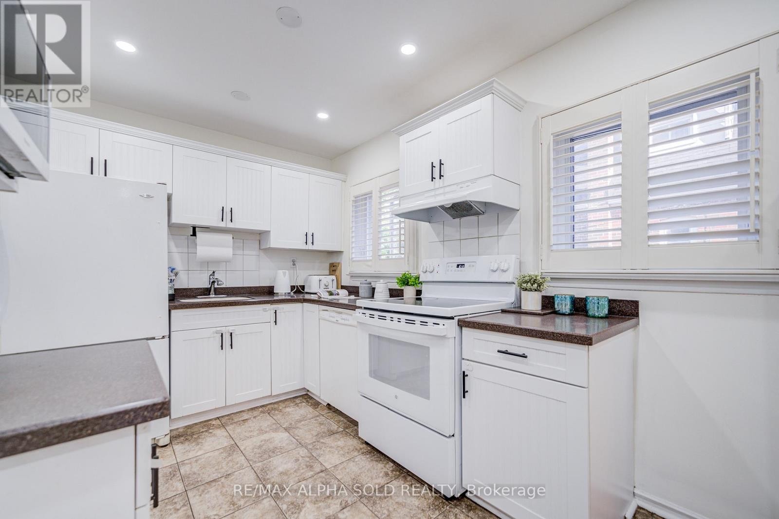 












71 VAUXHALL DRIVE

,
Toronto (Dorset Park),




Ontario
M1P1R1

