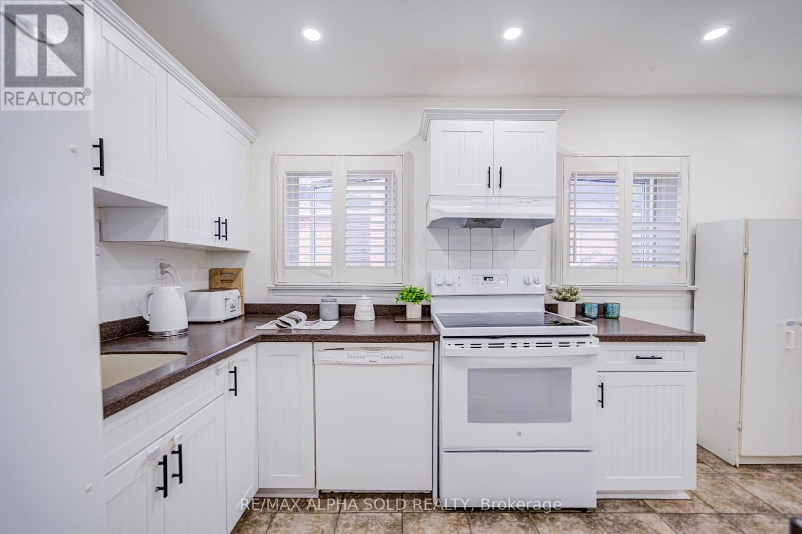 












71 VAUXHALL DRIVE

,
Toronto (Dorset Park),




Ontario
M1P1R1

