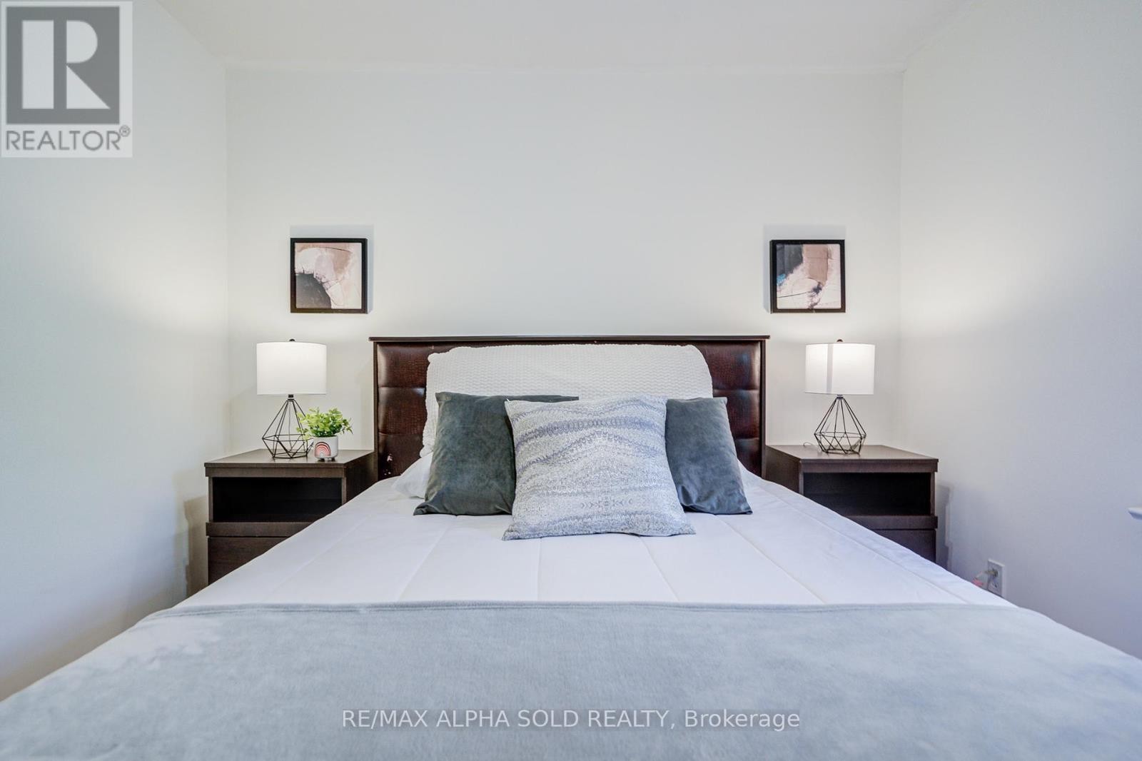 












71 VAUXHALL DRIVE

,
Toronto (Dorset Park),




Ontario
M1P1R1

