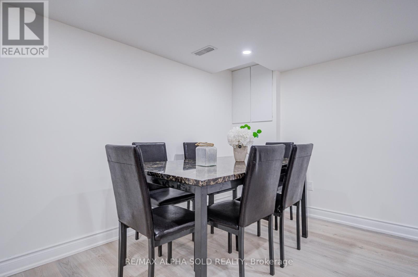 












71 VAUXHALL DRIVE

,
Toronto (Dorset Park),




Ontario
M1P1R1

