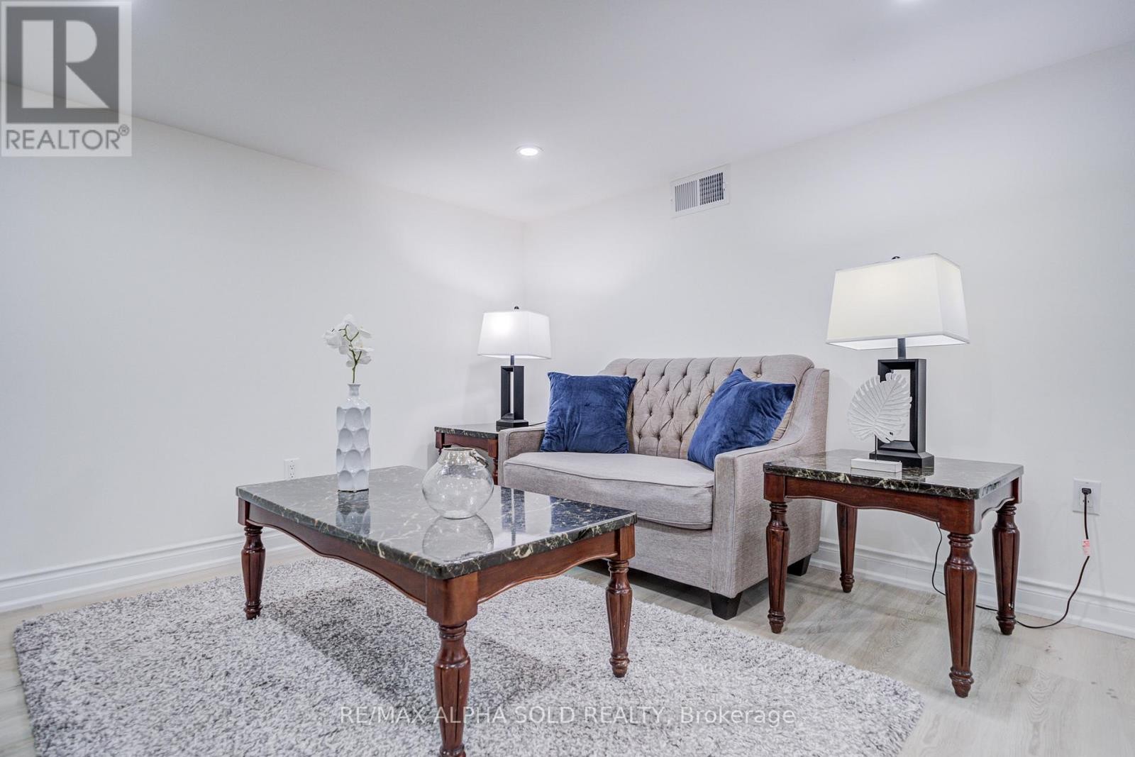 












71 VAUXHALL DRIVE

,
Toronto (Dorset Park),




Ontario
M1P1R1

