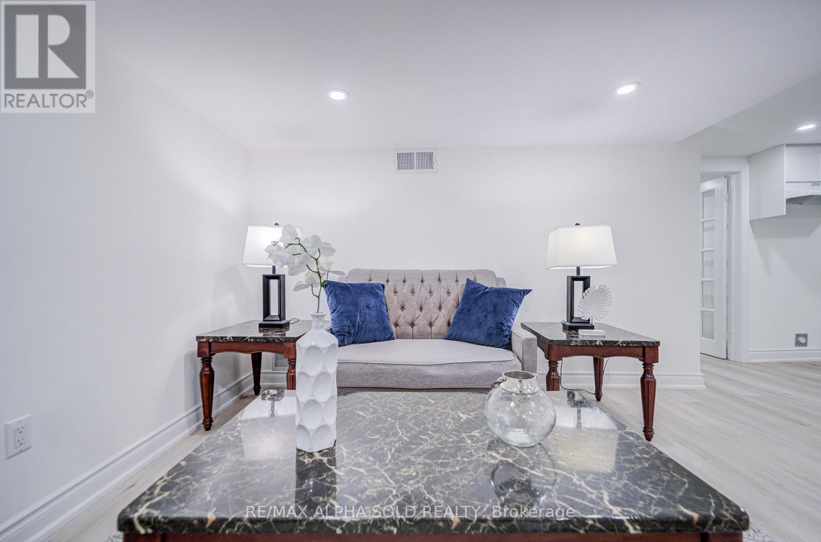 












71 VAUXHALL DRIVE

,
Toronto (Dorset Park),




Ontario
M1P1R1

