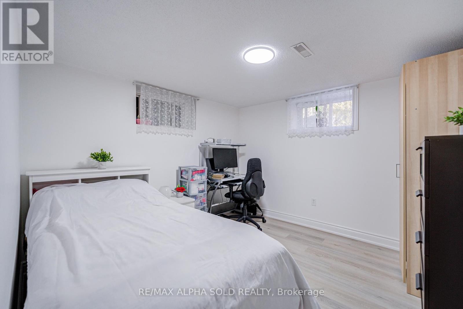 












71 VAUXHALL DRIVE

,
Toronto (Dorset Park),




Ontario
M1P1R1

