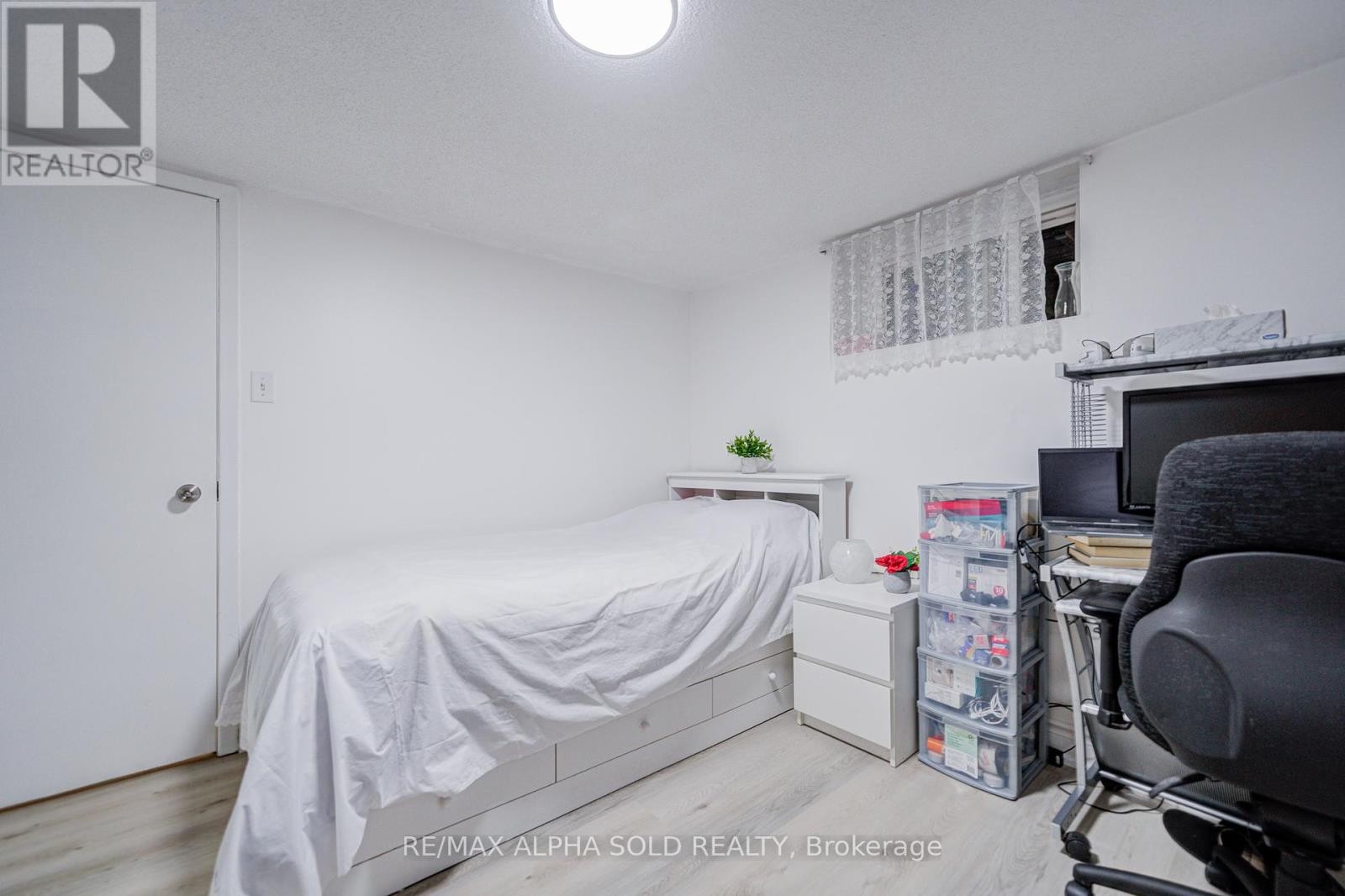 












71 VAUXHALL DRIVE

,
Toronto (Dorset Park),




Ontario
M1P1R1

