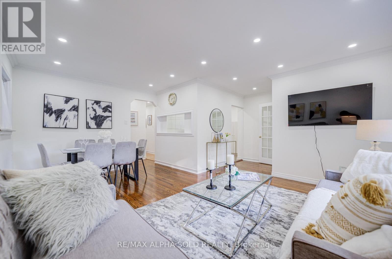 












71 VAUXHALL DRIVE

,
Toronto (Dorset Park),




Ontario
M1P1R1

