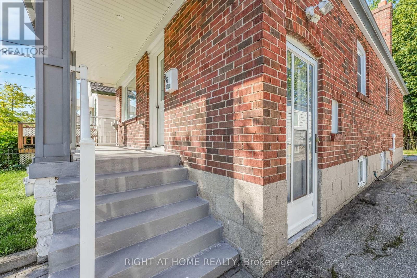 












36 VANBRUGH AVENUE

,
Toronto (Birchcliffe-Cliffside),




Ontario
M1N3S9

