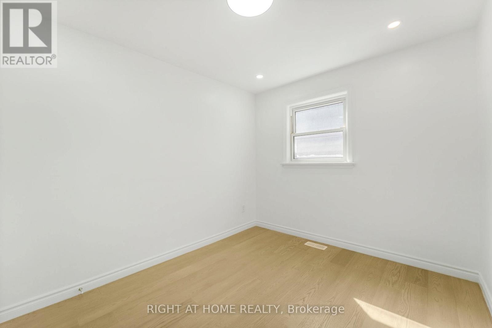 












36 VANBRUGH AVENUE

,
Toronto (Birchcliffe-Cliffside),




Ontario
M1N3S9


