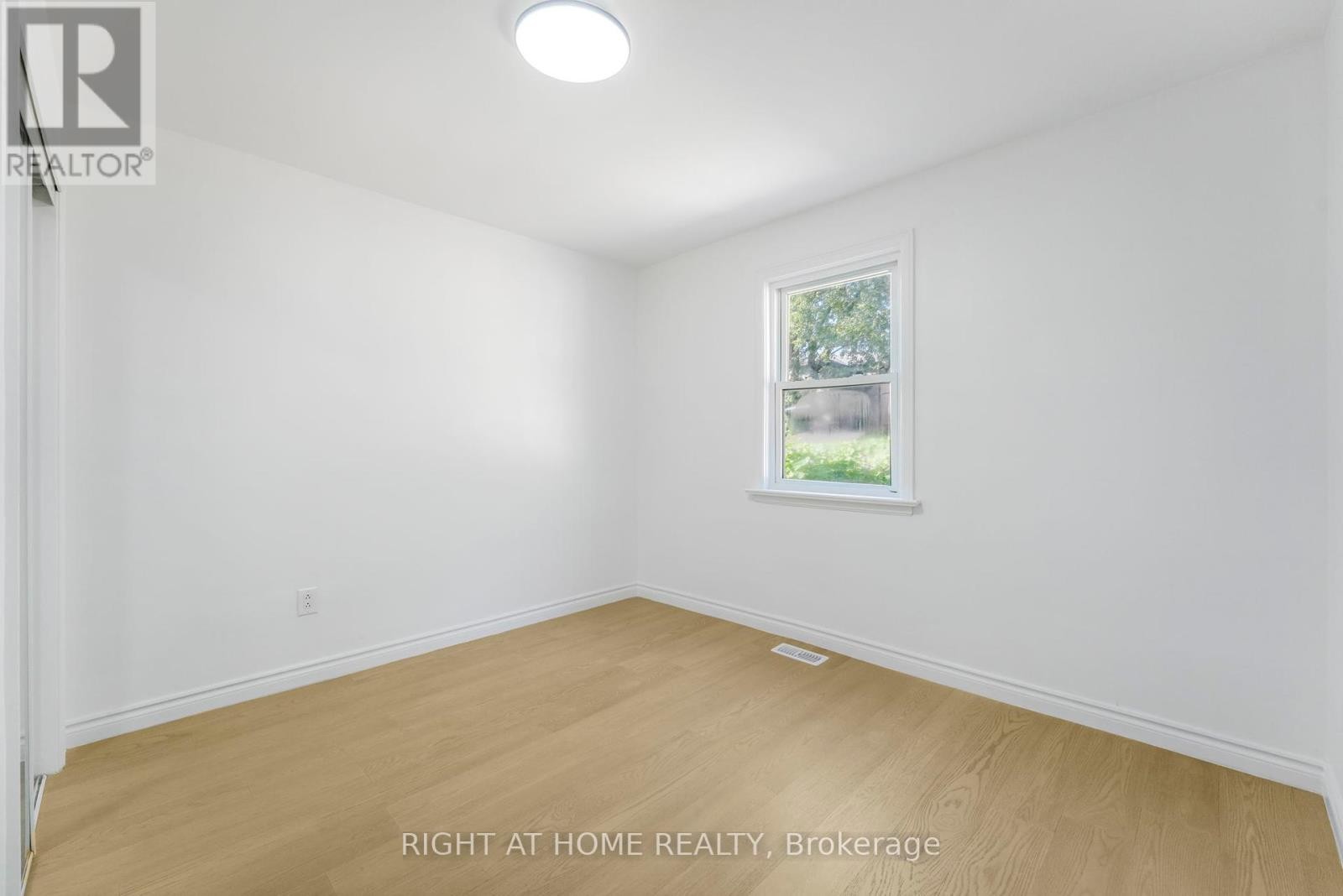 












36 VANBRUGH AVENUE

,
Toronto (Birchcliffe-Cliffside),




Ontario
M1N3S9

