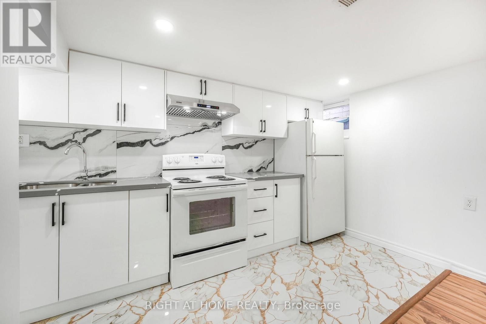












36 VANBRUGH AVENUE

,
Toronto (Birchcliffe-Cliffside),




Ontario
M1N3S9

