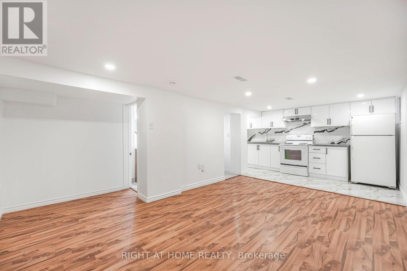 












36 VANBRUGH AVENUE

,
Toronto (Birchcliffe-Cliffside),




Ontario
M1N3S9

