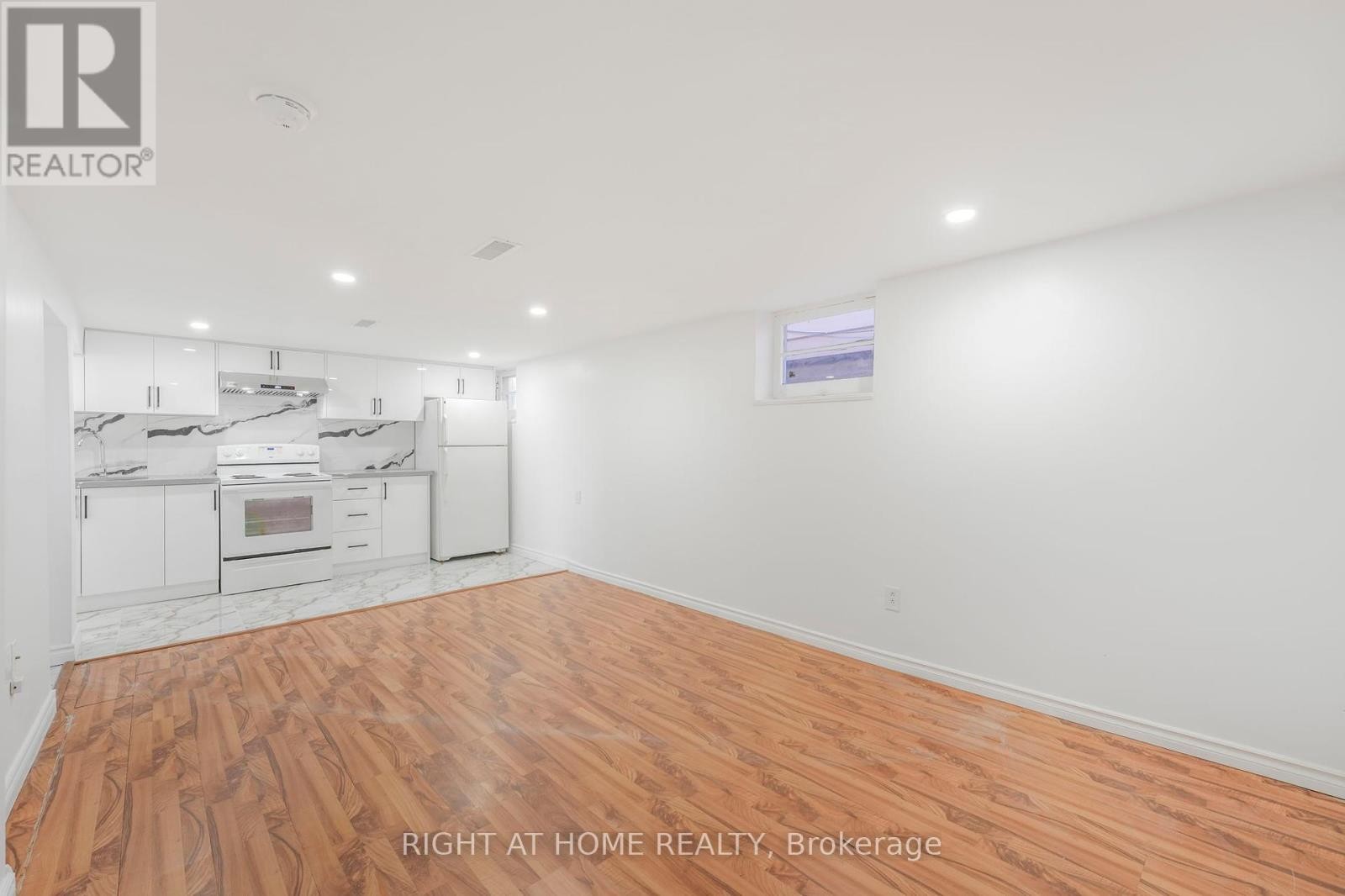 












36 VANBRUGH AVENUE

,
Toronto (Birchcliffe-Cliffside),




Ontario
M1N3S9

