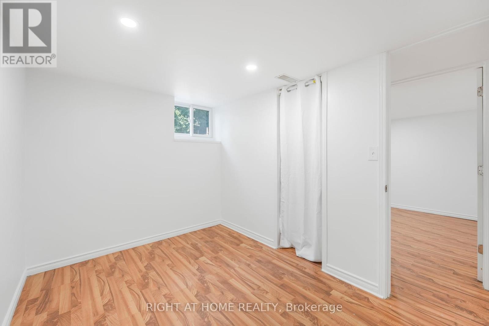 












36 VANBRUGH AVENUE

,
Toronto (Birchcliffe-Cliffside),




Ontario
M1N3S9

