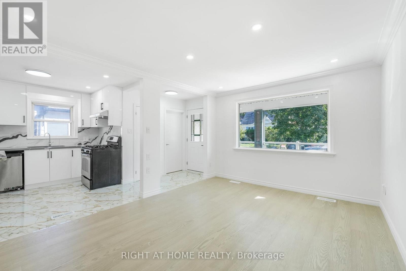 












36 VANBRUGH AVENUE

,
Toronto (Birchcliffe-Cliffside),




Ontario
M1N3S9

