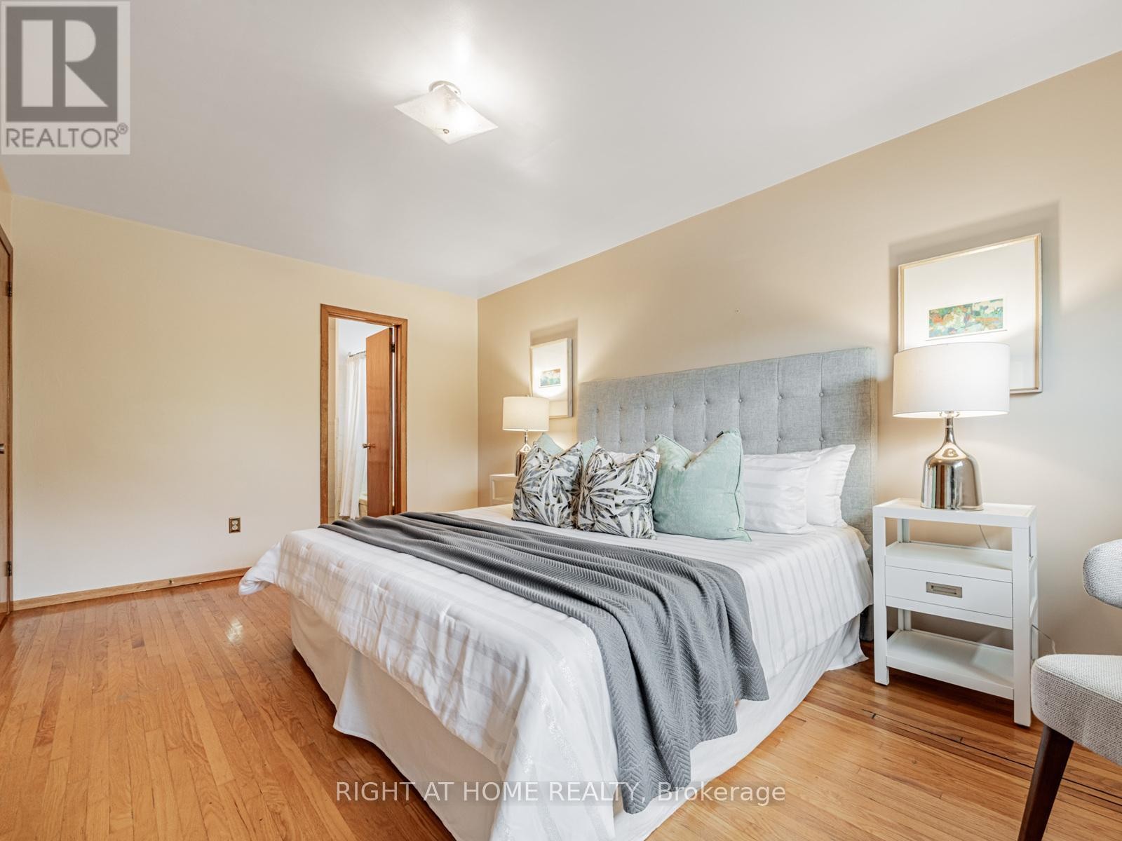 












30 HUNTINGTON AVENUE

,
Toronto (Kennedy Park),




Ontario
M1K4K7

