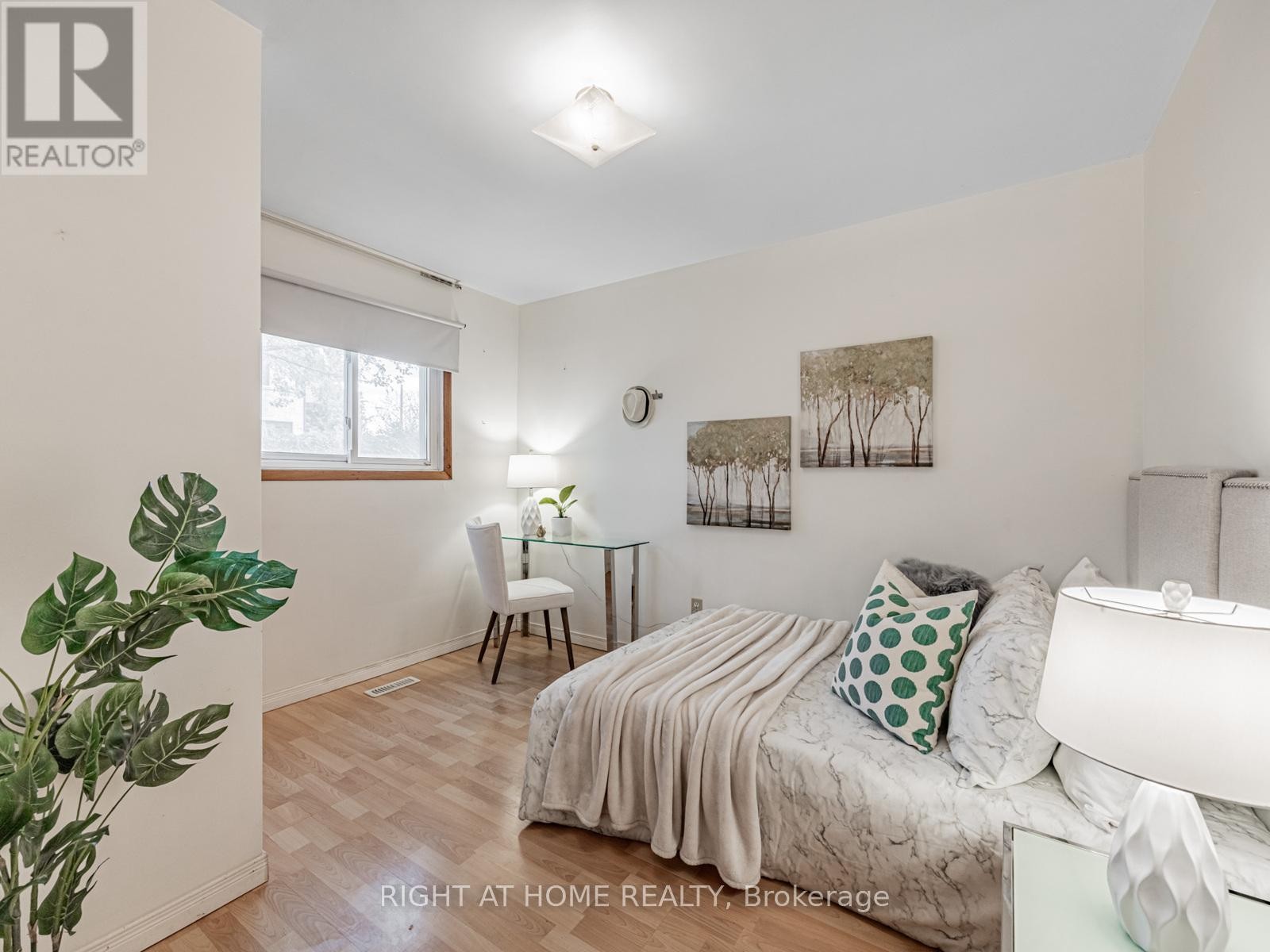 












30 HUNTINGTON AVENUE

,
Toronto (Kennedy Park),




Ontario
M1K4K7

