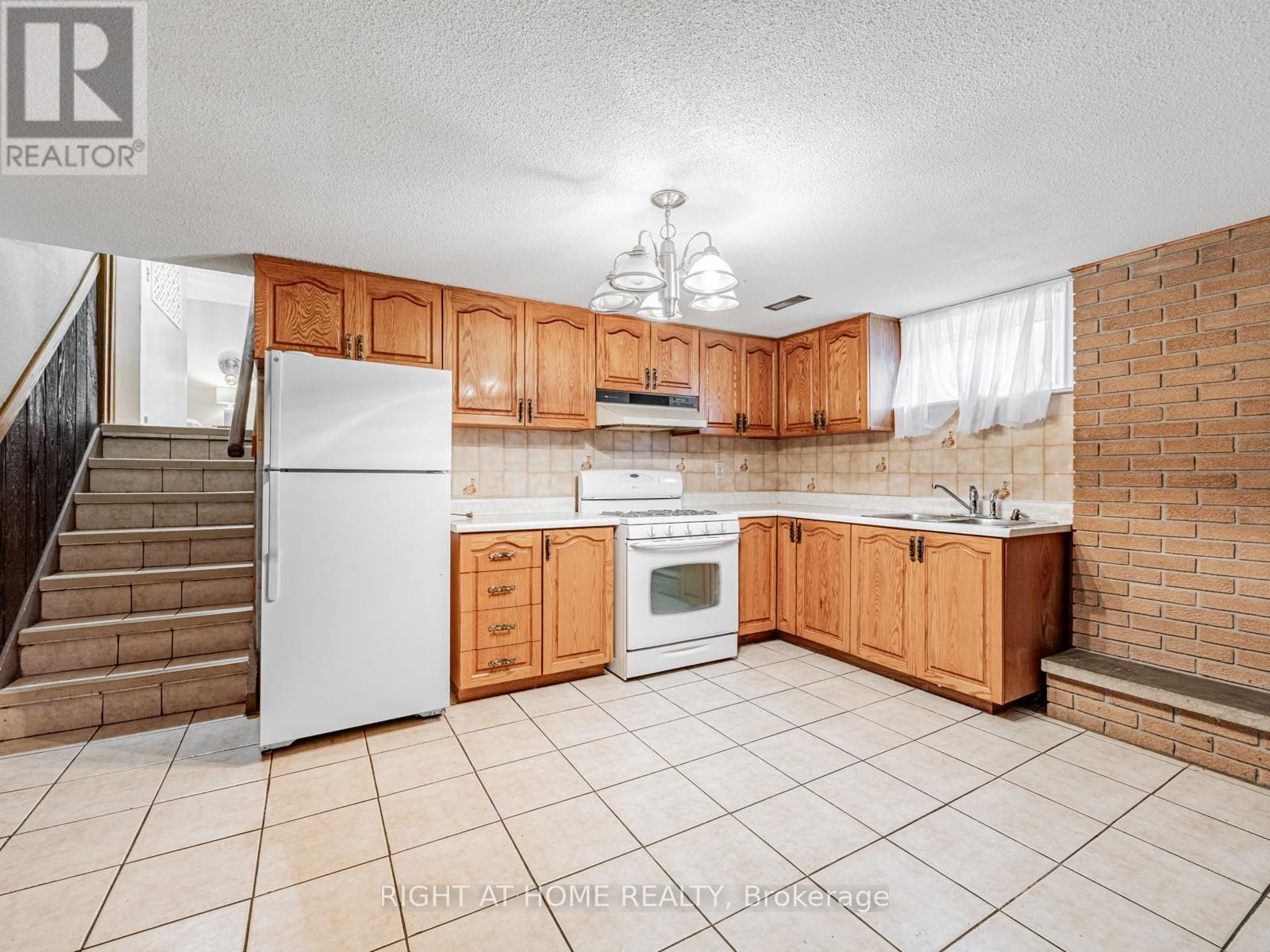 












30 HUNTINGTON AVENUE

,
Toronto (Kennedy Park),




Ontario
M1K4K7

