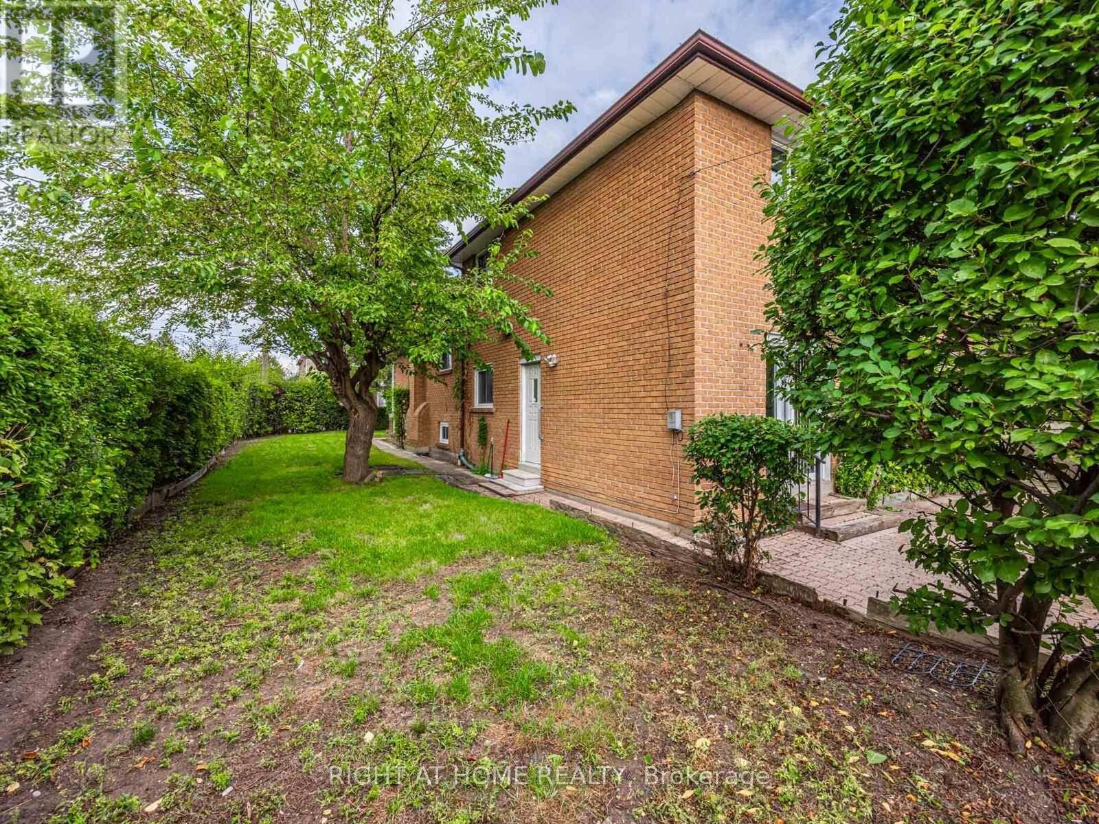 












30 HUNTINGTON AVENUE

,
Toronto (Kennedy Park),




Ontario
M1K4K7

