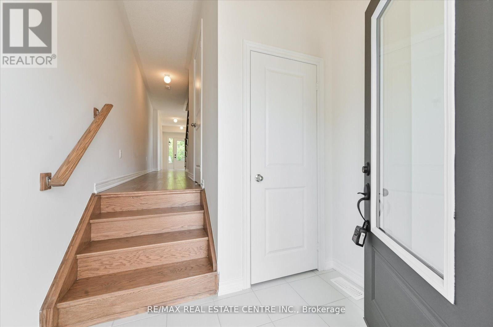 












2 CUNLIFFE LANE

,
Ajax (South East),




Ontario
L1S0H4

