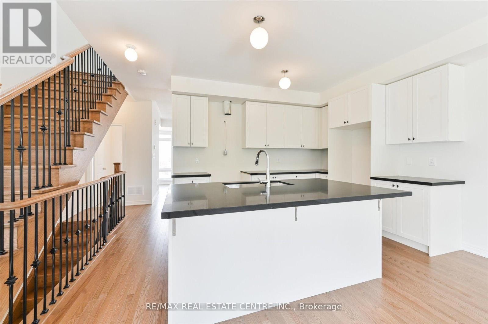 












2 CUNLIFFE LANE

,
Ajax (South East),




Ontario
L1S0H4

