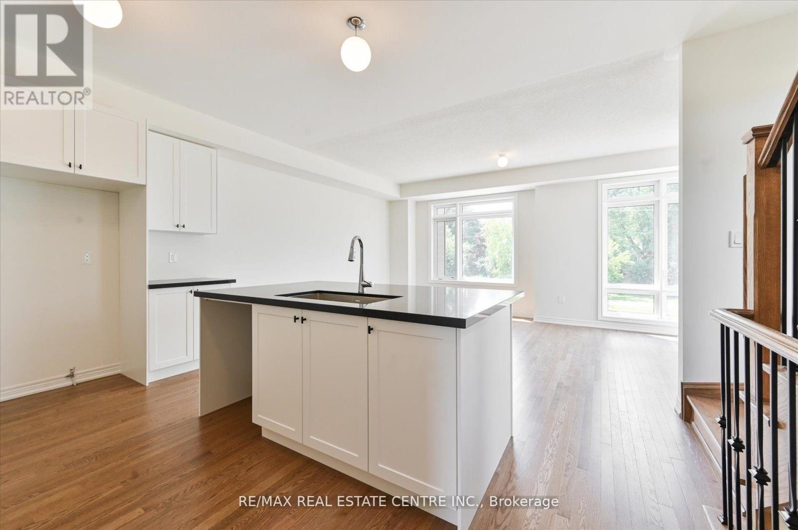 












2 CUNLIFFE LANE

,
Ajax (South East),




Ontario
L1S0H4

