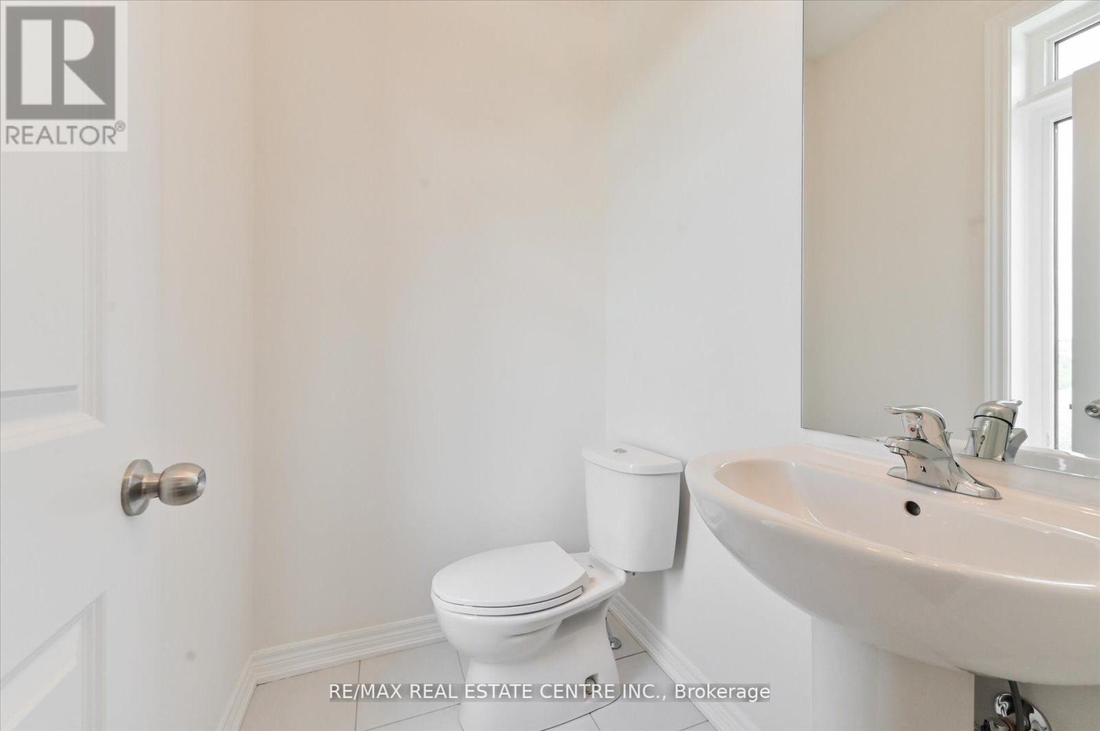 












2 CUNLIFFE LANE

,
Ajax (South East),




Ontario
L1S0H4

