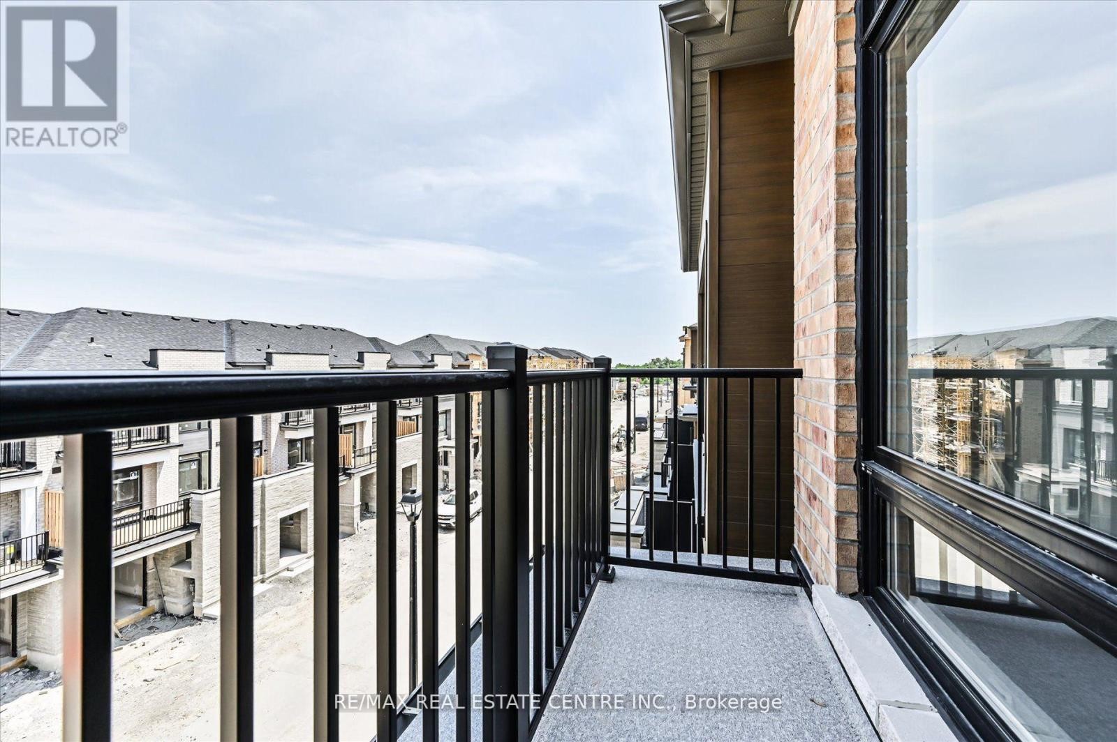 












2 CUNLIFFE LANE

,
Ajax (South East),




Ontario
L1S0H4

