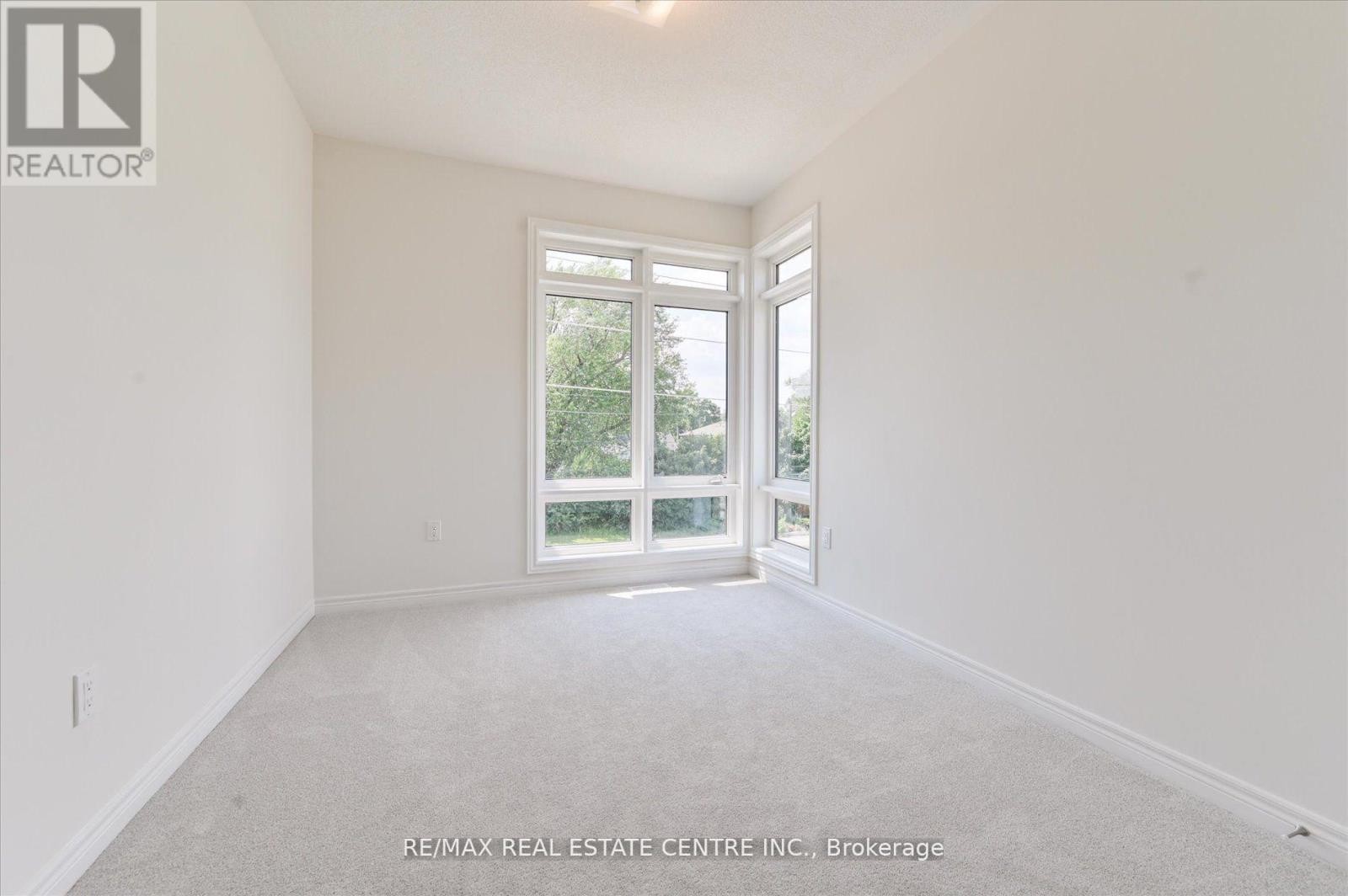 












2 CUNLIFFE LANE

,
Ajax (South East),




Ontario
L1S0H4


