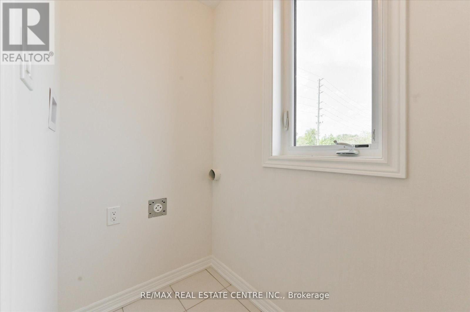 












2 CUNLIFFE LANE

,
Ajax (South East),




Ontario
L1S0H4

