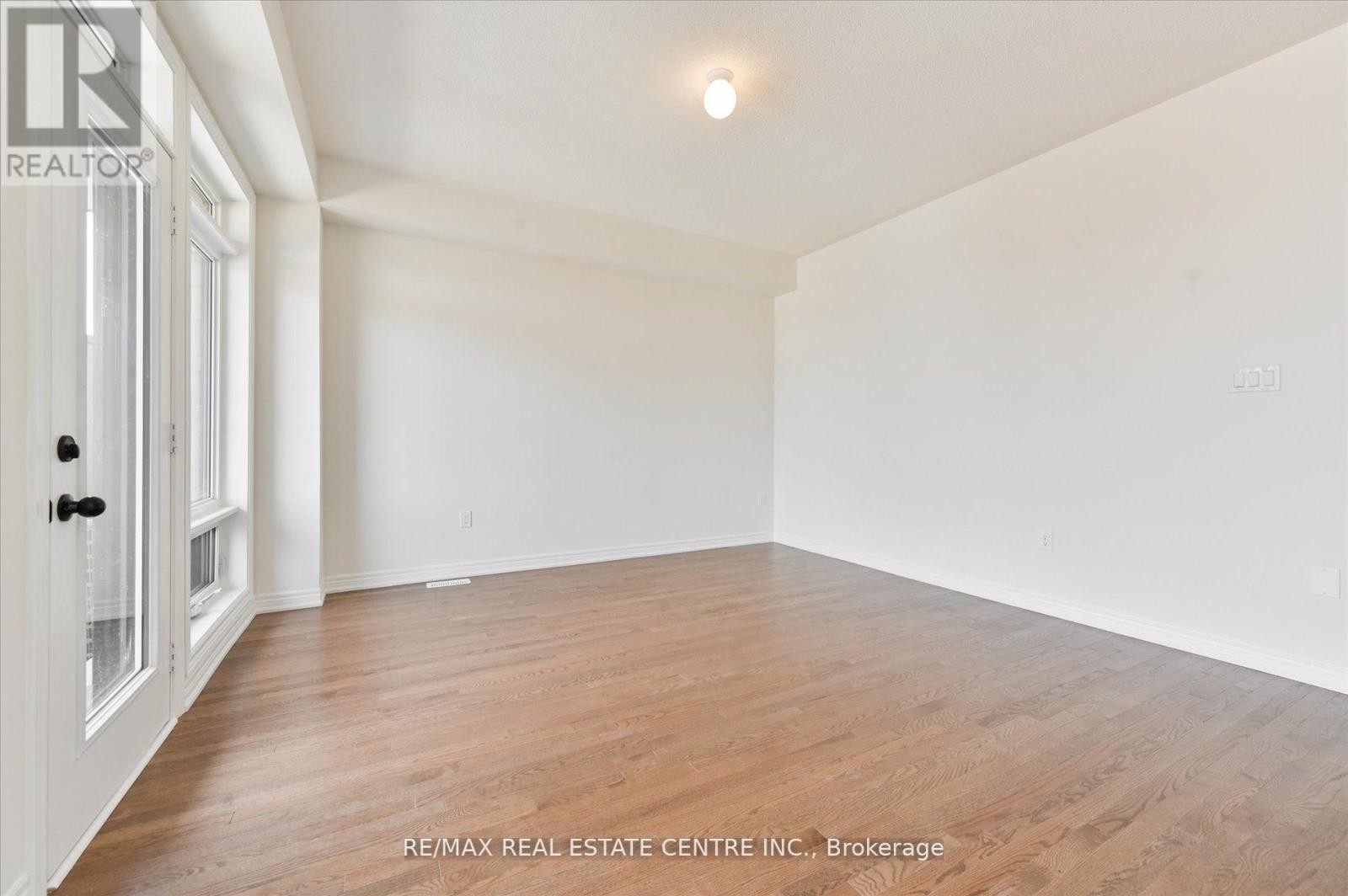 












2 CUNLIFFE LANE

,
Ajax (South East),




Ontario
L1S0H4

