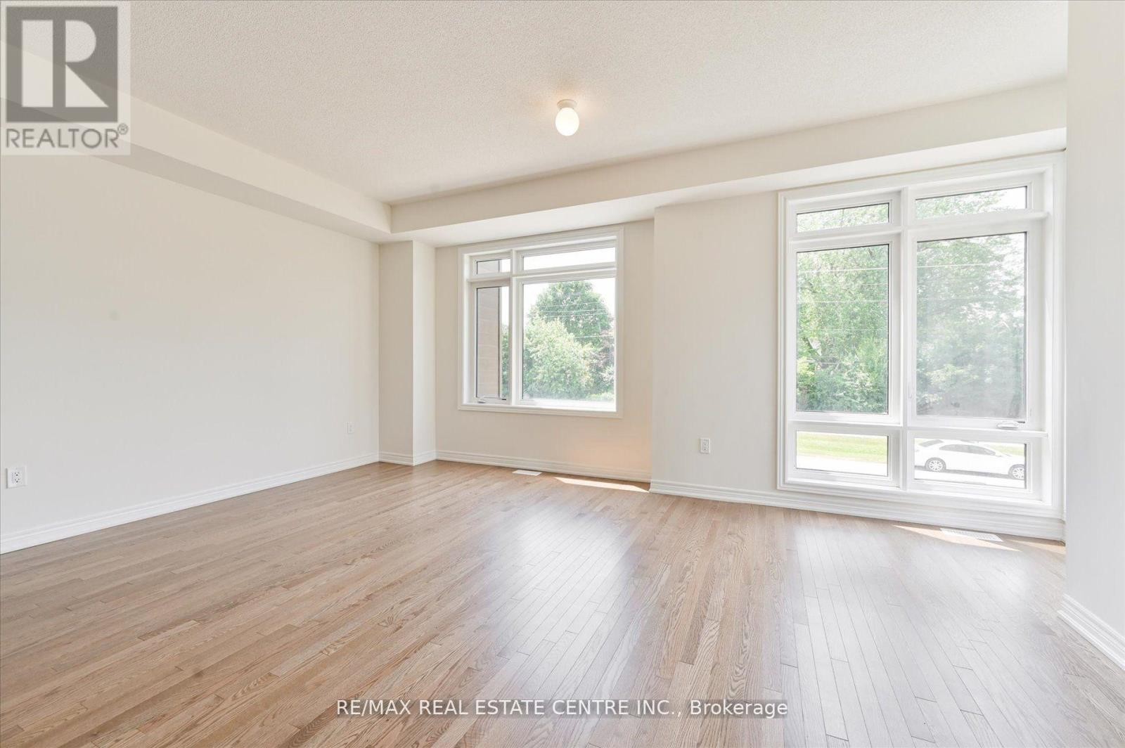 












2 CUNLIFFE LANE

,
Ajax (South East),




Ontario
L1S0H4

