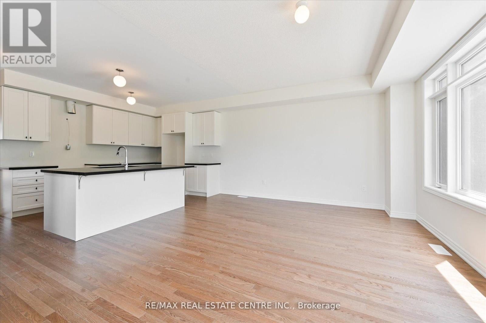 












2 CUNLIFFE LANE

,
Ajax (South East),




Ontario
L1S0H4

