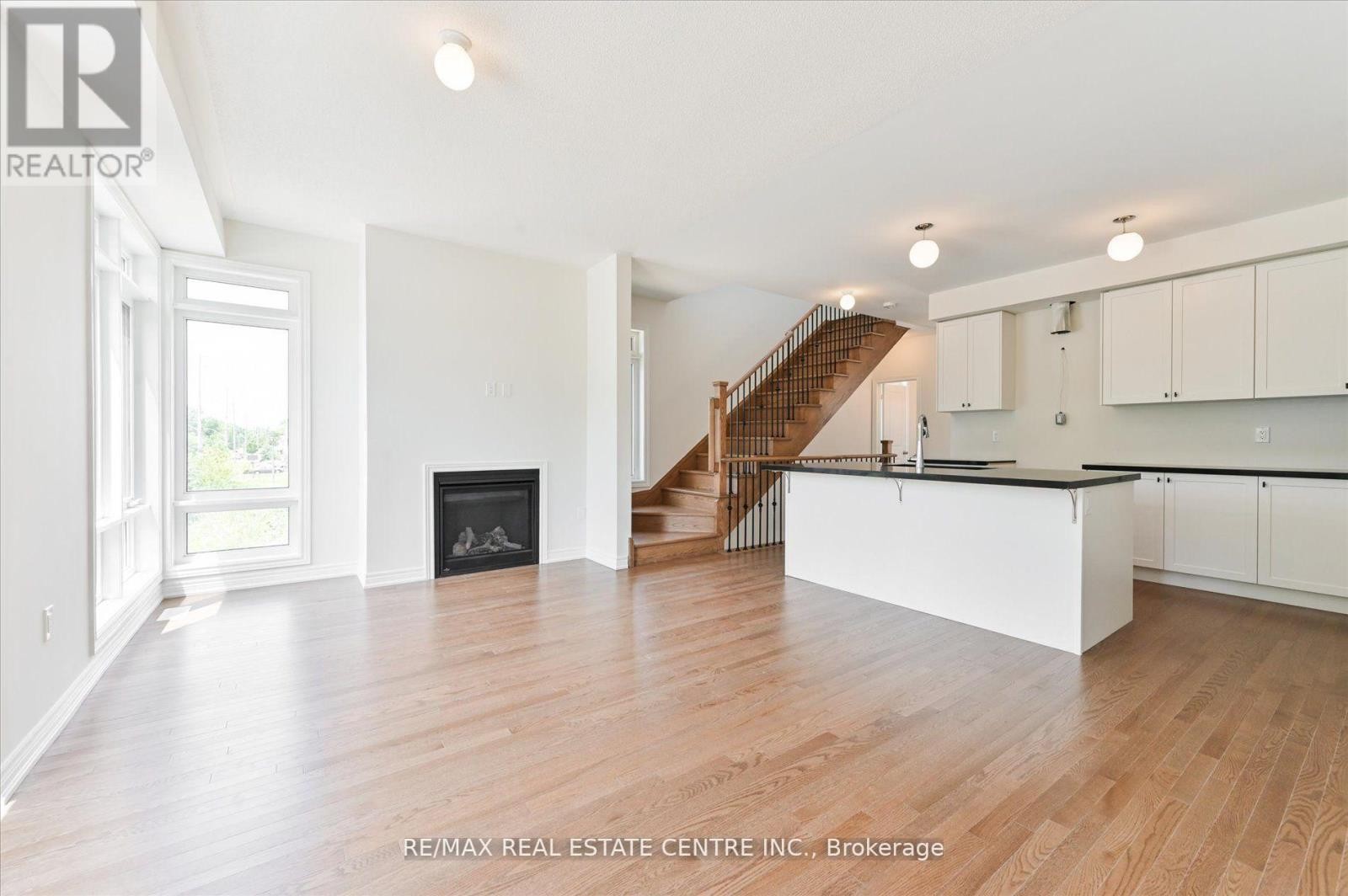 












2 CUNLIFFE LANE

,
Ajax (South East),




Ontario
L1S0H4

